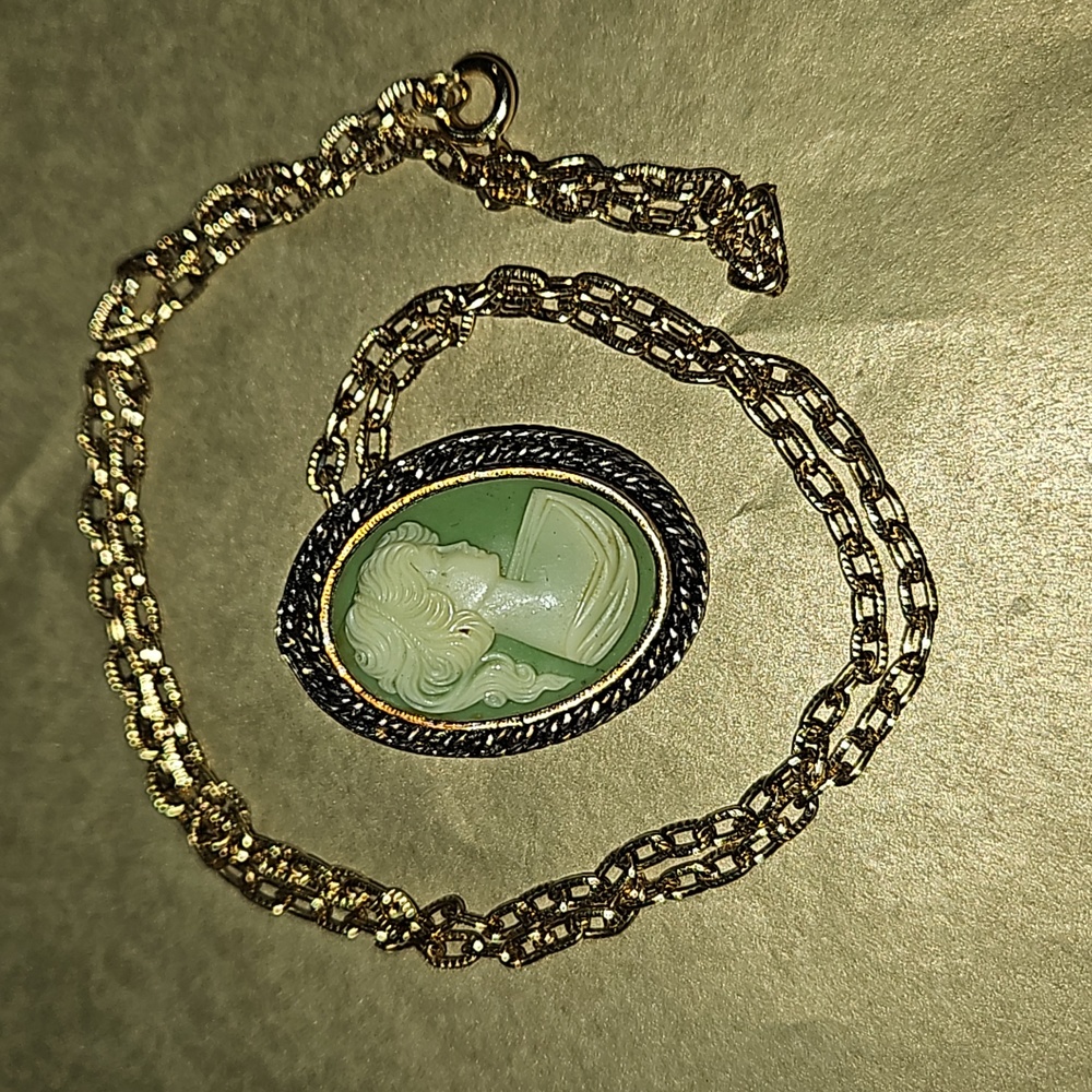 VINTAGE PERI‎ GREEN CAMEO NECKLACE/BROOCH PIN NECKLACE